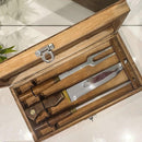 Kit churrasco em caixa de madeira com faca, garfo e afia-lâmina com cabo de madeira