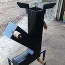 fogão a lenha compacto de metal preto com alças de madeira, usado em área externa