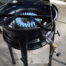 Fogão industrial a gás queimando com chama azul, estrutura metálica preta e controle de regulagem