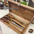 Kit churrasco com faca, garfo e afiador com cabo de madeira em caixa de madeira aberta